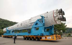 조립동을 나와서 발사대로 향하는 누리호2 [이미지]