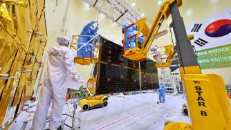 천리안위성 2B호 태양전지판 결합 [이미지]