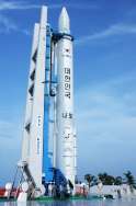 나로호(KSLV-I) 발사대 기립 [이미지]