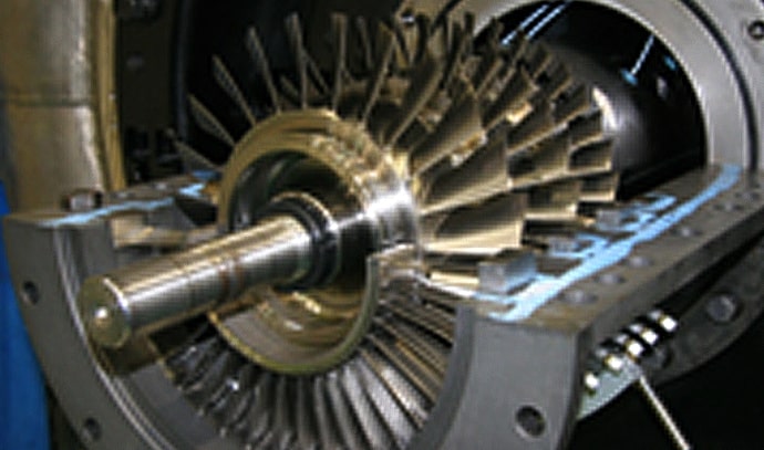 분해되어 내부가 보이는 제트 엔진 터빈과 샤프트 구조