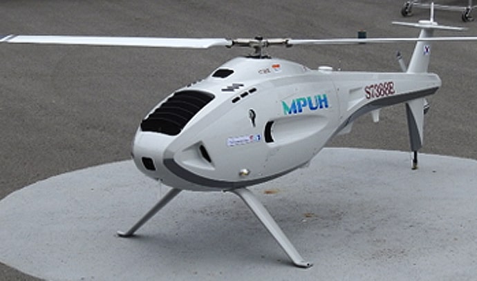 지상에 착륙해 있는 흰색 무인헬기 MPUH, 옆면에 MPUH, ST8682 라고 적혀있음
