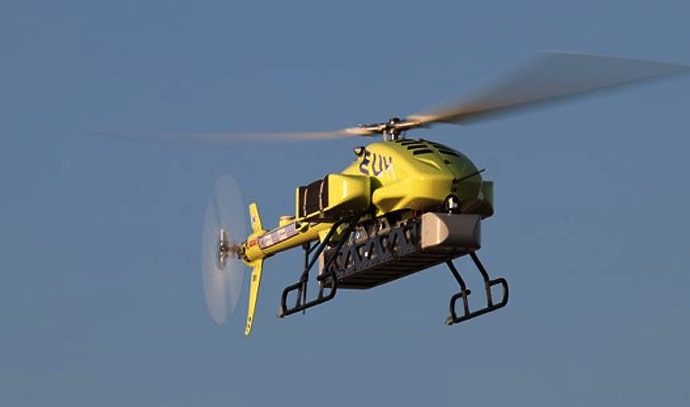 하늘을 비행 중인 노란색 무인헬기, 꼬리날개에 ZEVA 라고 표시됨