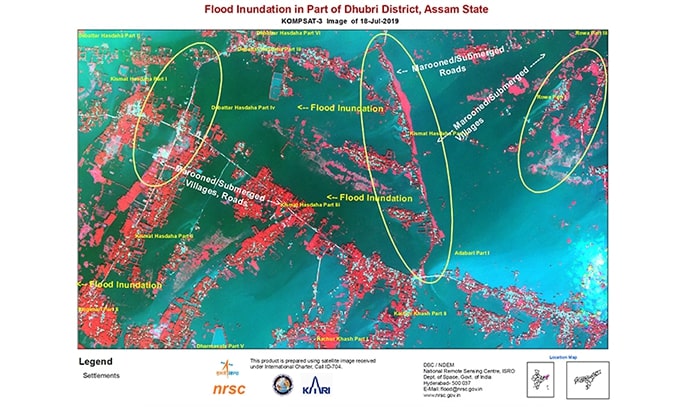 인도 아삼주 두브리 지역의 홍수 범람 지역을 다중분광 위성 영상으로 분석한 지도. 파란색은 침수지역, 노란 타원은 고립된 마을과 도로 위치를 나타내며, 주요 도로 및 마을 이름이 함께 표시되어 있다.