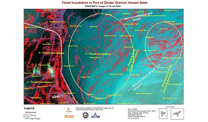 2019년 7월 18일 기준 인도 아삼주 두브리 지역의 홍수 분석 영상. 넓은 범위에 걸쳐 파란색 침수지역이 표시되며, 세 개의 큰 원으로 고립된 도로와 마을 위치가 강조되어 있다. 범례에는 주거지역, 주요 도로, 침수 지역이 구분되어 있다.