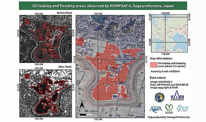 일본 사가현의 홍수 전후 위성 영상과 함께 오일 유출 및 침수 지역을 표시한 지도. 중앙 컬러 영상에 빨간색으로 침수 및 유류 누출 가능성이 있는 지역이 강조되어 있으며, 좌측 흑백 영상은 홍수 전후 변화 관측 자료를 제공한다.